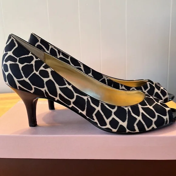 Bandolino Giraffe Print peep toe heels size 9 1/2 - Picture 2 of 5